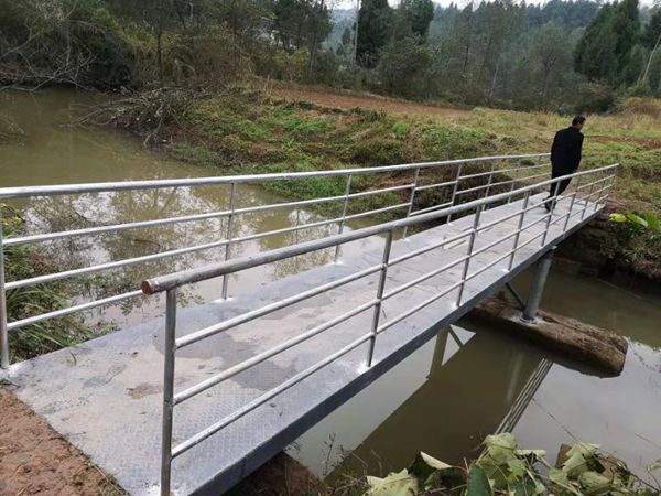 东<font color='red'>青</font>镇：东红村投入8800元新建一座便民桥