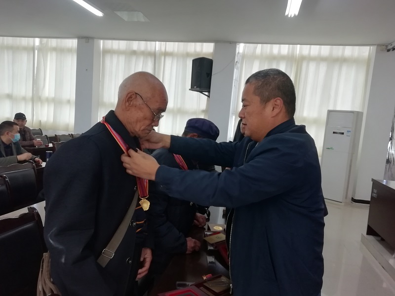 东<font color='red'>青</font>镇：举行抗美援朝出国作战七十周年纪念章发放仪式